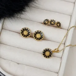 11 - 12 MM marguerit sorte ørestikker i forgyldt sølv - Marie