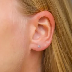 3 mm kugle ørestikker i 9 karat hvidguld