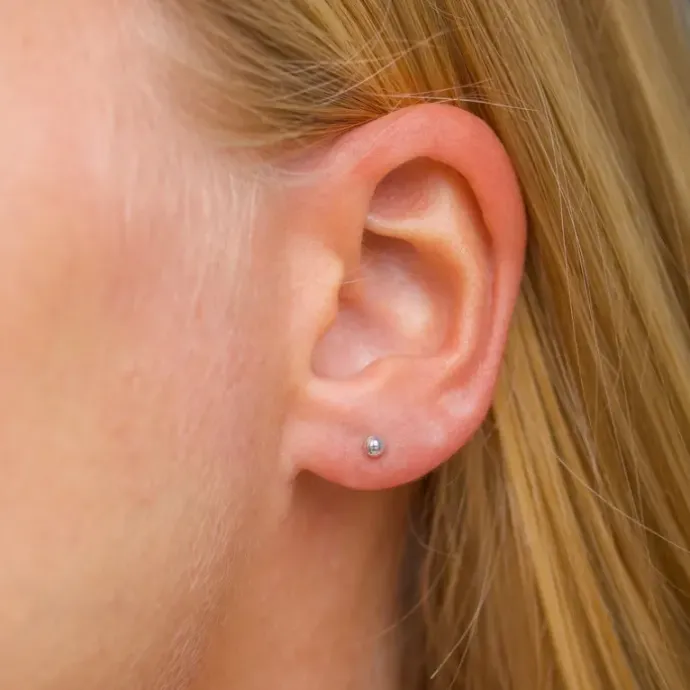 3 mm kugle ørestikker i 9 karat hvidguld