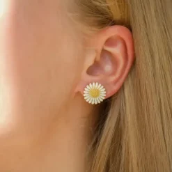 14,5 mm marguerit hvide ørestikker i forgyldt sølv - Matilda