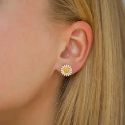 11 mm marguerit hvide ørestikker i forgyldt sølv - Matilda