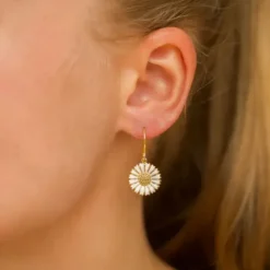 15 mm marguerit øreringe i forgyldt sølv - Marie