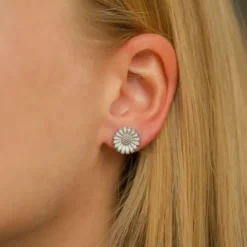 12 mm marguerit øreringe i rhodineret sølv - Marie