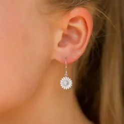 10 mm marguerit øreringe i rhodineret sølv - Matilda