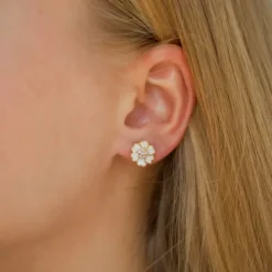 10,5 mm marguerit ørestikker i forgyldt sølv - Magda