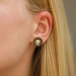 20 mm marguerit sorte zirkon ørestikker i forgyldt sølv - Matilda