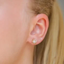 7,5-8 mm øreringe i 9 karat guld med zirkon