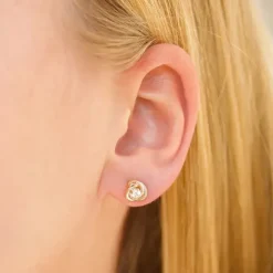 7 mm øreringe i 9 karat guld med zirkon