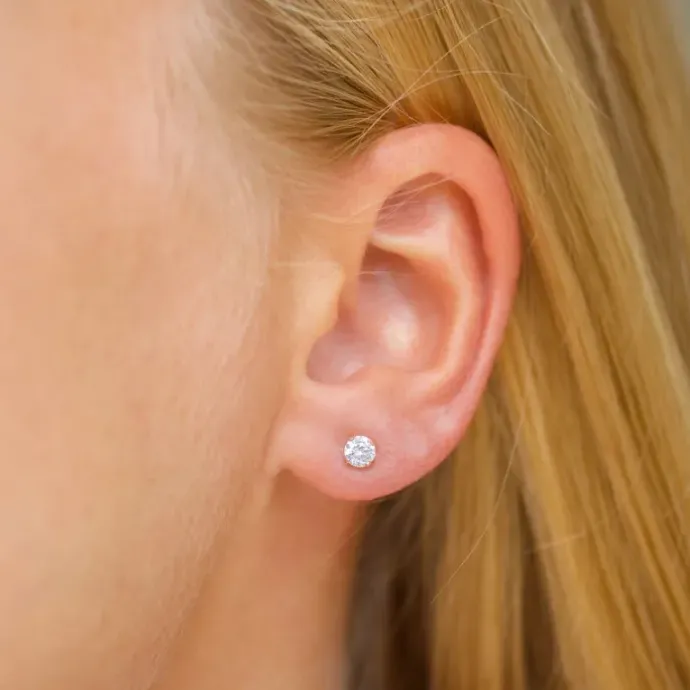 4 mm ørestikker i 9 karat guld med zirkon