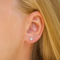 4 mm ørestikker i 9 karat guld med zirkon