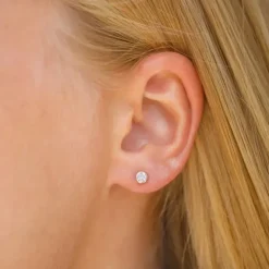 4 mm ørestikker i 9 karat guld med zirkon