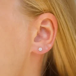 4 mm ørestikker i 9 karat guld med zirkon