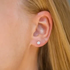 4 mm ørestikker i 9 karat guld med zirkoner