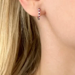 14 mm rubin creoler i 14 karat hvidguld med rubin og diamant