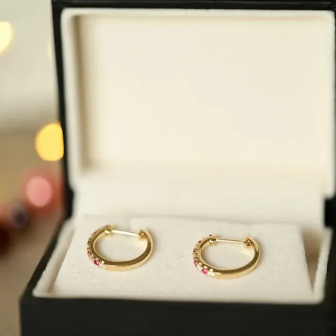 14 mm rubin creoler i 14 karat guld med rubin og diamant