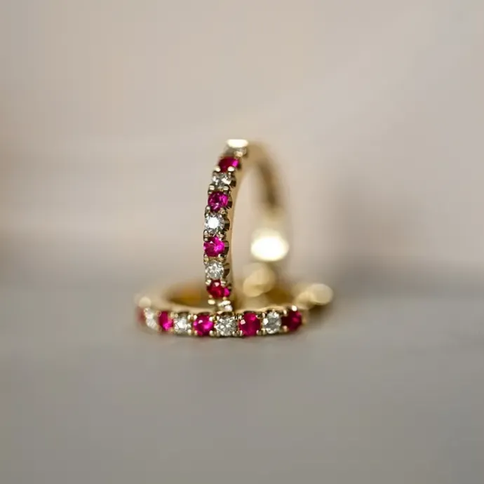 14 mm rubin creoler i 14 karat guld med rubin og diamant