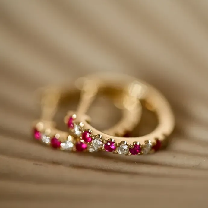 14 mm rubin creoler i 14 karat guld med rubin og diamant