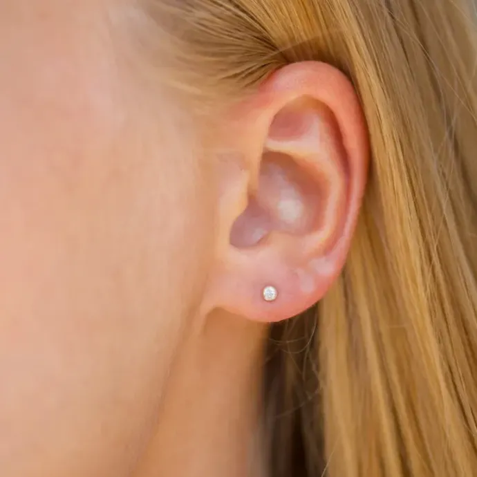 2,5 mm rund helix piercing i 9 karat guld med zirkon