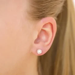 6 mm vandfaste hvid perle ørestikker i forgyldt stål - OCEANA