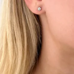 2 x 0,20 ct diamant solitaireørestikker i 14 karat hvidguld med diamant