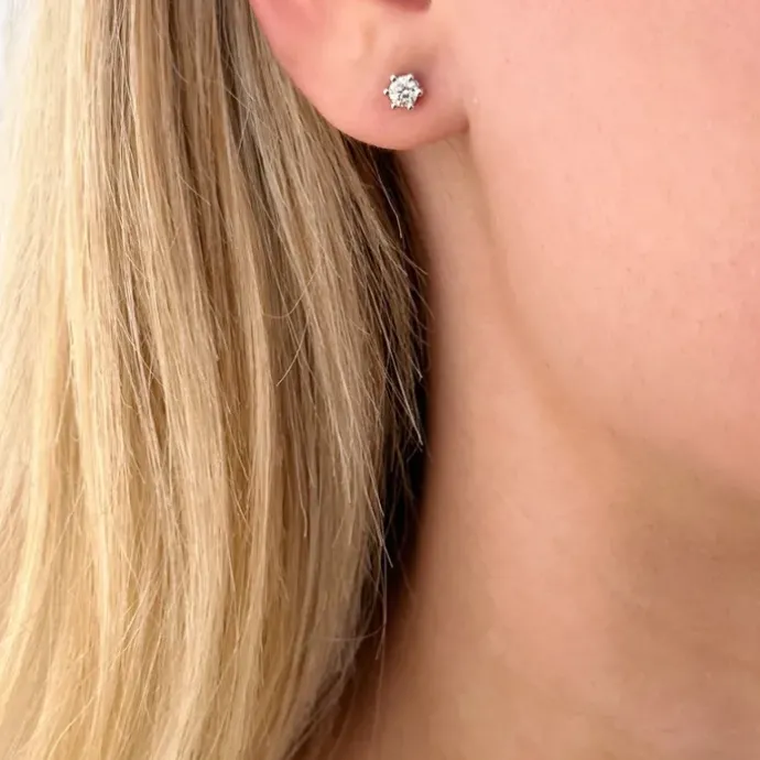 2 x 0,20 ct diamant solitaireørestikker i 14 karat hvidguld med diamant