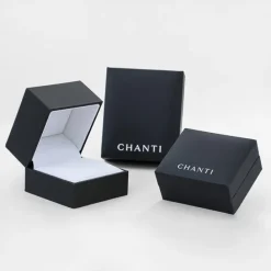 1 x 0,11 ct diamant solitaireørestik i 14 karat hvidguld med diamant