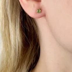 2 x 0,23 ct peridot solitaireørestikker i 14 karat guld med peridot