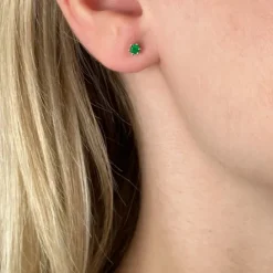 2 x 0,12 ct smaragd solitaireørestikker i 14 karat guld med smaragd