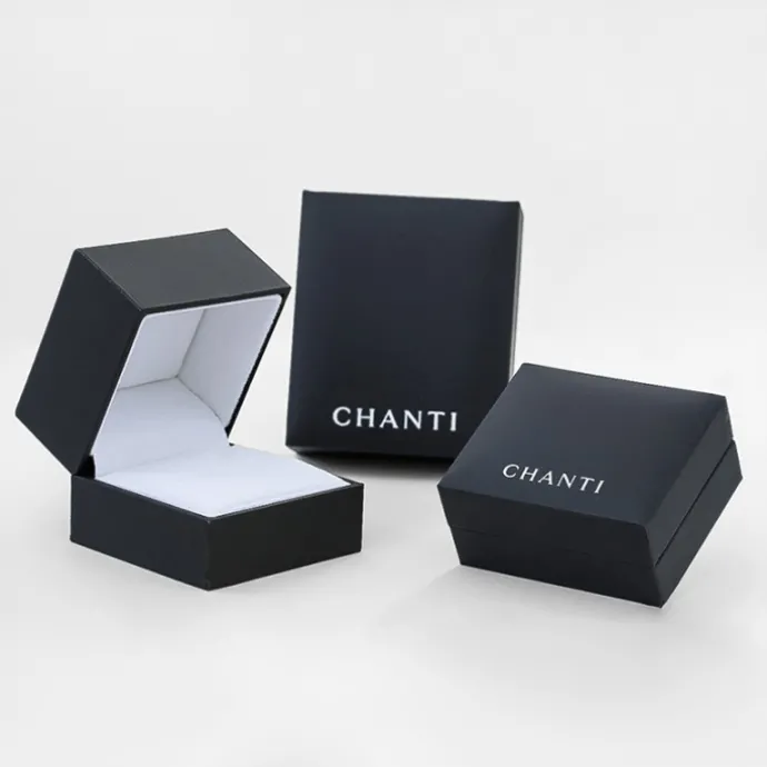 1 x 0,03 ct solitaireørestik i 14 karat hvidguld med diamant