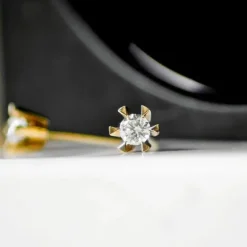 2 x 0,20 ct solitaireørestikker i 14 karat guld med diamant