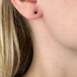 2 x 0,10 ct sorte diamant solitaireørestikker i 14 karat guld med sort diamant