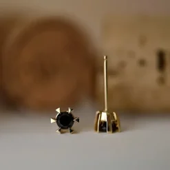 2 x 0,21 ct sorte solitaireørestikker i 14 karat guld med sort diamant
