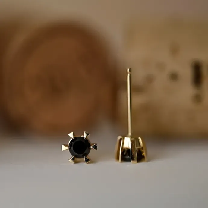 2 x 0,21 ct sorte solitaireørestikker i 14 karat guld med sort diamant