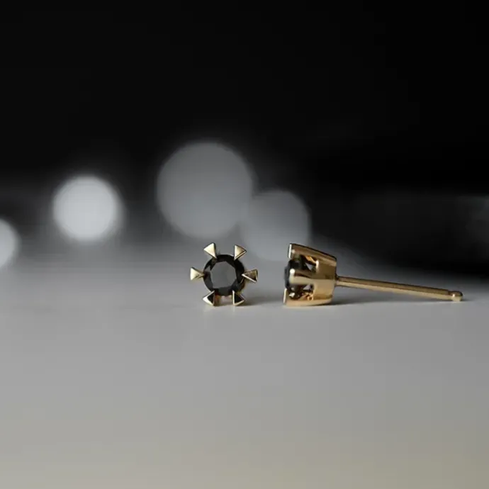 2 x 0,21 ct sorte solitaireørestikker i 14 karat guld med sort diamant