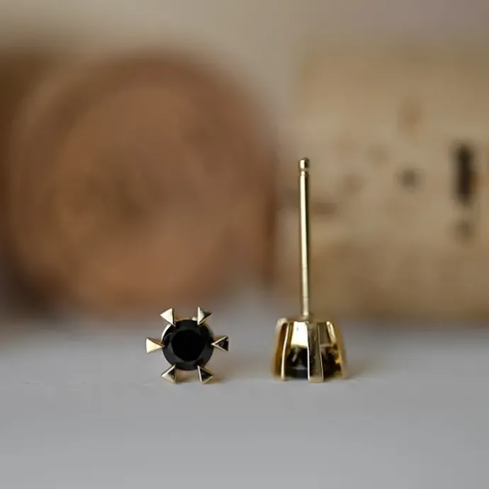 2 x 0,21 ct sorte solitaireørestikker i 14 karat guld med sort diamant
