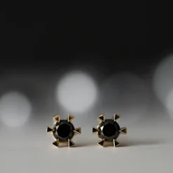 2 x 0,21 ct sorte solitaireørestikker i 14 karat guld med sort diamant