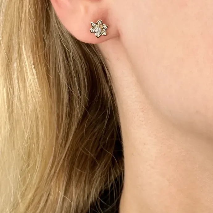 Blomster diamant øreringe i 14 karat guld og hvidguld med diamant