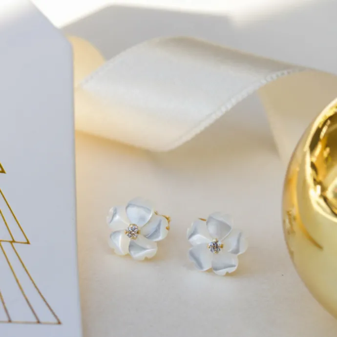 Blomster øreringe i 9 karat guld med zirkon og perlemor