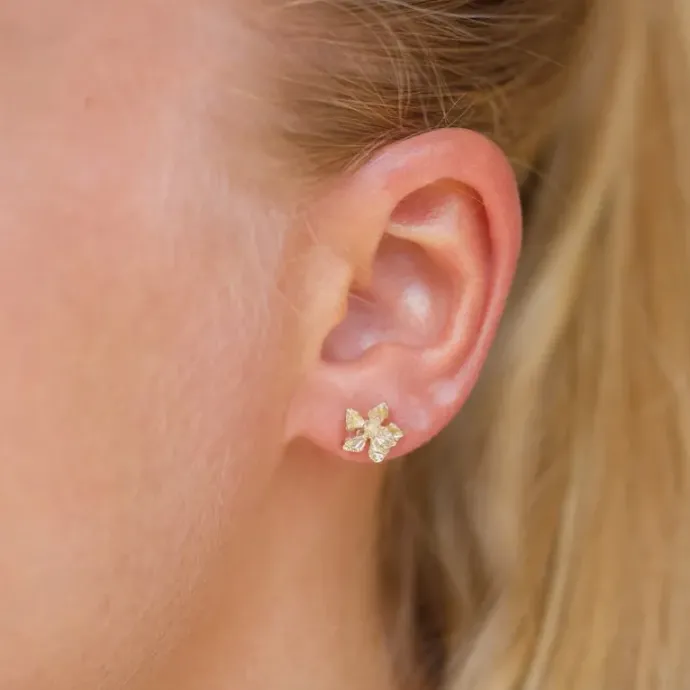 Blomster ørestikker i 9 karat guld