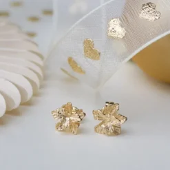 Blomster ørestikker i 9 karat guld