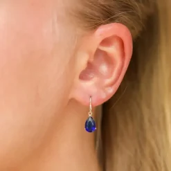 Dråbe blå guldøreringe i 14 karat guld med syntetisk safir