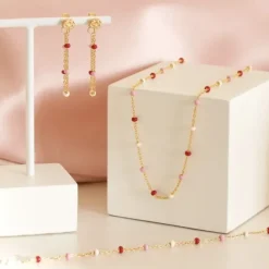 Enamel Lola Rosie kæde øreringe i forgyldt sølv farvet emalje