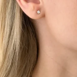 Firkantet 3 x 3 mm øreringe i 14 karat guld med zirkoner