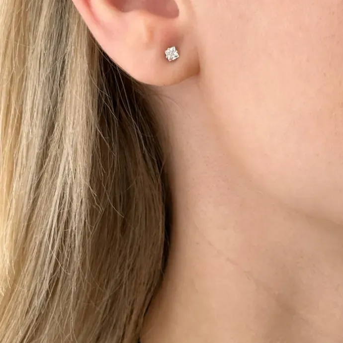 Firkantet 3 x 3 mm øreringe i 14 karat guld med zirkoner