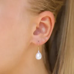 Ovale 8 - 9 mm aaa-graded ferskvandsperle diamantøreringe i 14 karat guld med diamanter