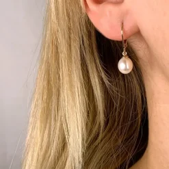 Ovale 7 - 8 mm aaa-graded ferskvandsperle øreringe i 14 karat guld med