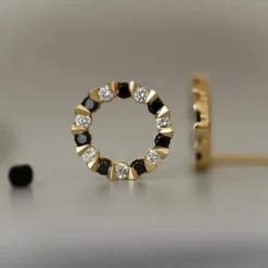 Runde sorte diamant ørestikker i 14 karat guld med diamant og sort diamant