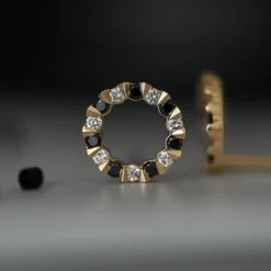 Runde sorte diamant ørestikker i 14 karat guld med diamant og sort diamant